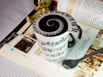 Preisknaller Kaffeetasse mit Deckel Noten schwarz/weiß