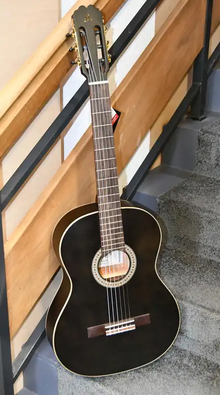 ADMIRA LUNA 3/4 Konzertgitarre, schwarz-matt, Oregon-Pine/Sapelli Saisonangebot